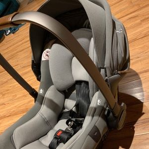 Nuna Pipa  lx Car seat and Base
